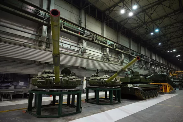 El tanque modernizado T-72B3M, el moderno T-90M Proriv (considerado el mejor tanque de la actualidad), vehículos de apoyo para tanques y otras máquinas blindadas están siendo ensambladas en la línea de montaje de Uralvagonzavod.En la foto: torretas de tanques T-90. El tanque modernizado T-72B3M, el moderno T-90M Proriv (considerado el mejor tanque de la actualidad), vehículos de apoyo para tanques y otras máquinas blindadas están siendo ensambladas en la línea de montaje de Uralvagonzavod.En la foto: torretas de tanques T-90. - Sputnik Mundo