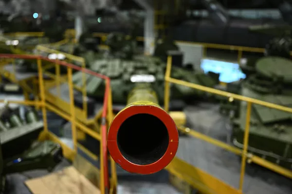 Además de tanques, Uralvagonzavod produce vehículos de ingeniería que se utilizan no solo con fines militares, sino también civiles. Ayudan a eliminar las consecuencias de accidentes, terremotos y otras catástrofes naturales o provocadas por el hombre. En la foto: el taller de montaje mecánico de Uralvagonzavod. Además de tanques, Uralvagonzavod produce vehículos de ingeniería que se utilizan no solo con fines militares, sino también civiles. Ayudan a eliminar las consecuencias de accidentes, terremotos y otras catástrofes naturales o provocadas por el hombre. En la foto: el taller de montaje mecánico de Uralvagonzavod. - Sputnik Mundo