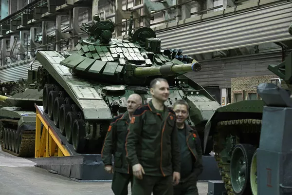 A lo largo de toda la historia de la planta, sus talleres han producido más de 100.000 unidades de equipo militar. En la foto: el taller de montaje mecánico de Uralvagonzavod. A lo largo de toda la historia de la planta, sus talleres han producido más de 100.000 unidades de equipo militar. En la foto: el taller de montaje mecánico de Uralvagonzavod. - Sputnik Mundo