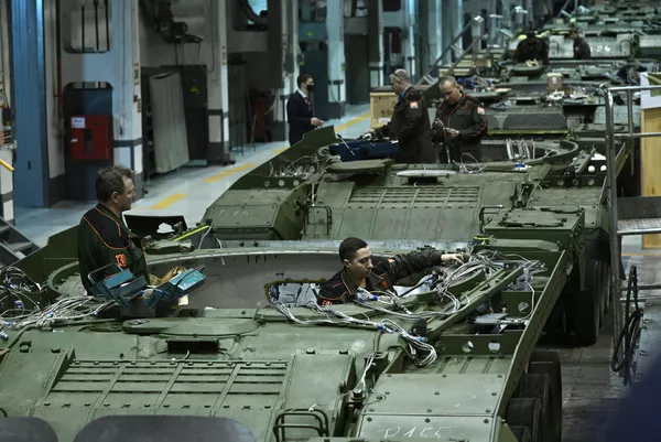 Uralvagonzavod funciona hoy en modo especial, habiendo aumentado significativamente la producción de vehículos de combate para las necesidades de las FFAA rusas. Los especialistas de la planta también viajan a la zona de operación militar especial para ayudar a los soldados a restaurar los equipos. Uralvagonzavod funciona hoy en modo especial, habiendo aumentado significativamente la producción de vehículos de combate para las necesidades de las FFAA rusas. Los especialistas de la planta también viajan a la zona de operación militar especial para ayudar a los soldados a restaurar los equipos. - Sputnik Mundo