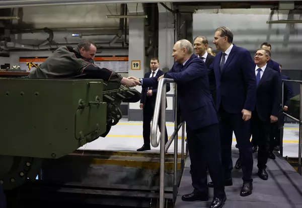 Президент РФ Владимир Путин во время посещения Уралвагонзавод Президент РФ Владимир Путин во время посещения Уралвагонзавод