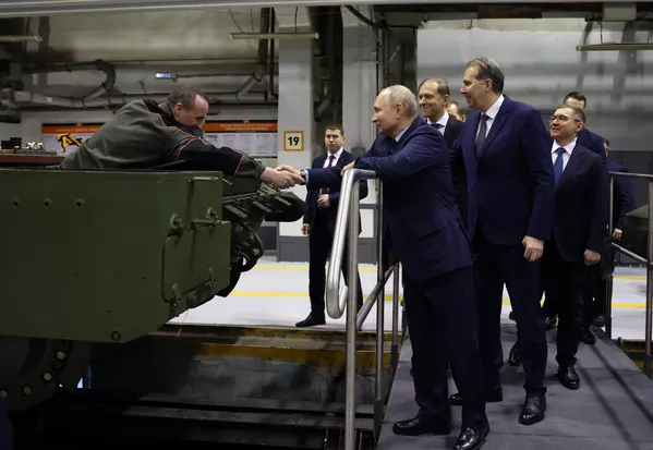 La Corporación científico-industrial Uralvagonzavod de Nizhni Taguil es una de las mayores empresas de la industria de defensa del mundo y un símbolo de la construcción de tanques en Rusia. En la foto: el presidente ruso, Vladímir Putin, saluda a un obrero durante su visita a Uralvagonzavod. La Corporación científico-industrial Uralvagonzavod de Nizhni Taguil es una de las mayores empresas de la industria de defensa del mundo y un símbolo de la construcción de tanques en Rusia. En la foto: el presidente ruso, Vladímir Putin, saluda a un obrero durante su visita a Uralvagonzavod. - Sputnik Mundo