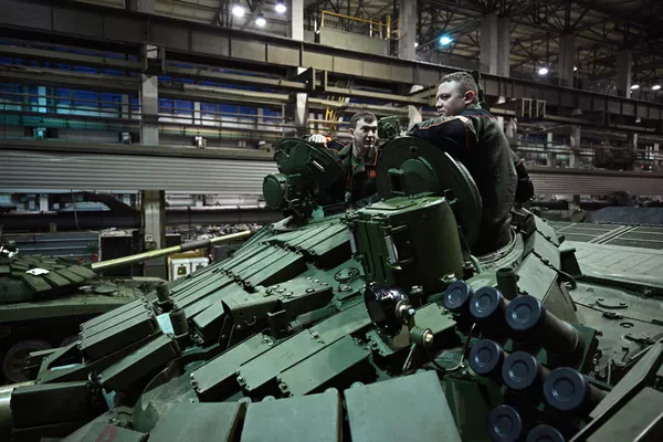 Un lugar especial en esta lista lo ocupa el único tanque del mundo de la tercera generación de posguerra, el T-14, así como otros vehículos basados en la plataforma universal Armata. En la foto: trabajadores del taller de montaje mecánico de Uralvagonzavod. Un lugar especial en esta lista lo ocupa el único tanque del mundo de la tercera generación de posguerra, el T-14, así como otros vehículos basados en la plataforma universal Armata. En la foto: trabajadores del taller de montaje mecánico de Uralvagonzavod. - Sputnik Mundo