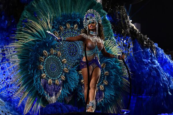 Una representante de la escuela de samba Portela en el sambódromo Marques de Sapucai de Río de Janeiro, Brasil. - Sputnik Mundo