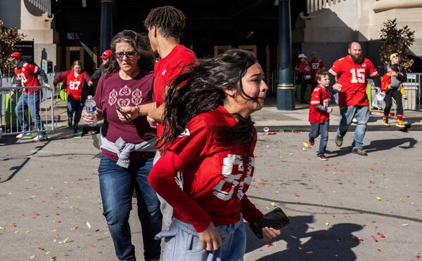 Personas se dispersan tras un tiroteo durante un desfile en honor de los Kansas City Chiefs, ganadores del Super Bowl, en Kansas City, Estados Unidos. - Sputnik Mundo