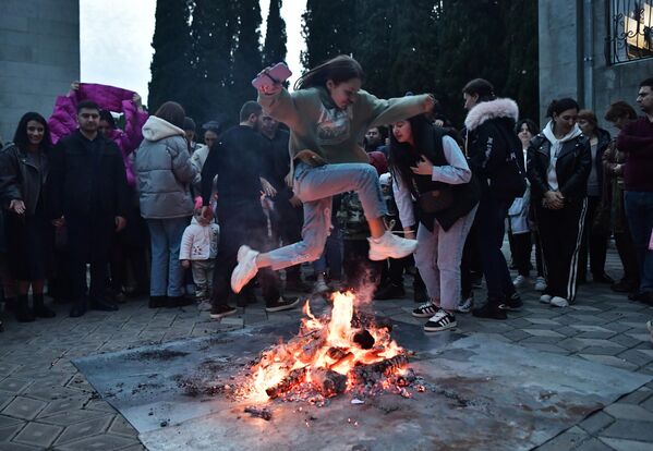 Celebración de la fiesta nacional armenia Terendez, en honor a la Presentación del Señor en la Iglesia de Santa Hripsime en la ciudad de Yalta, Crimea. - Sputnik Mundo