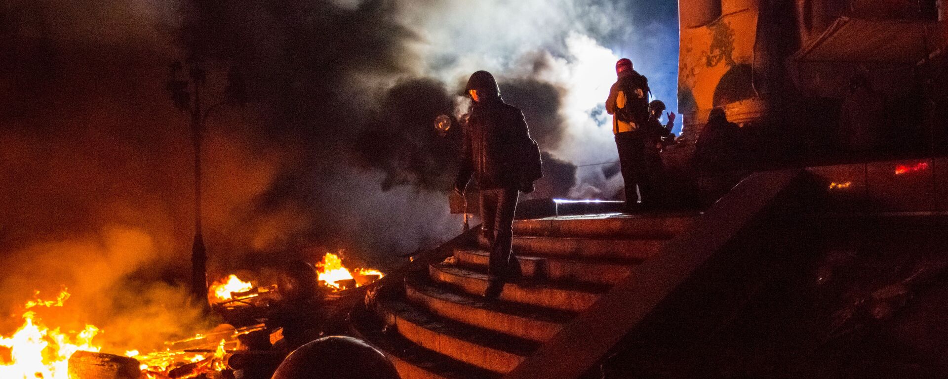 Simpatizantes de la oposición en la plaza Maidán de Kiev durante los enfrentamientos entre manifestantes y la Policía - Sputnik Mundo, 1920, 17.02.2024