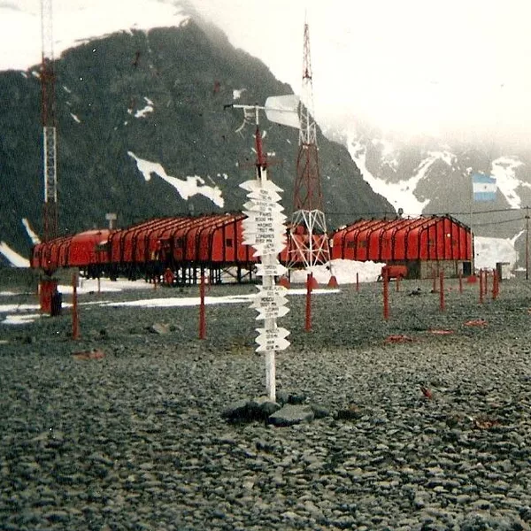 La base argentina Orcadas, la población estable humana más antigua en la Antártida (desde 1904) fotografiada en 1996 - Sputnik Mundo