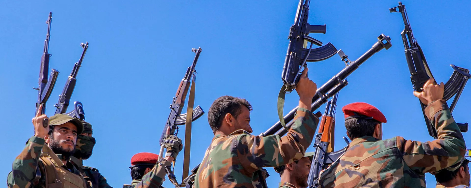 Combatientes hutíes blanden sus armas durante una concentración contra Israel y Estados Unidos en Saná, el 22 de enero de 2024 Combatientes hutíes blanden sus armas durante una concentración contra Israel y Estados Unidos en Saná, el 22 de enero de 2024 - Sputnik Mundo, 1920, 07.03.2024