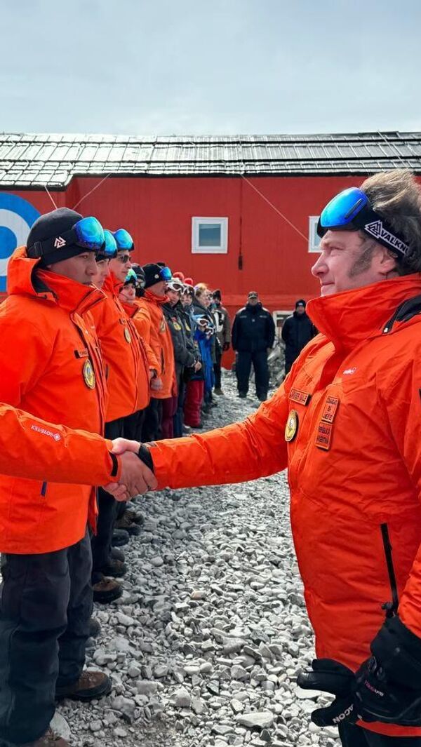 El presidente argentino, Javier Milei, da la bienvenida a los exploradores polares argentinos en la Antártida. - Sputnik Mundo