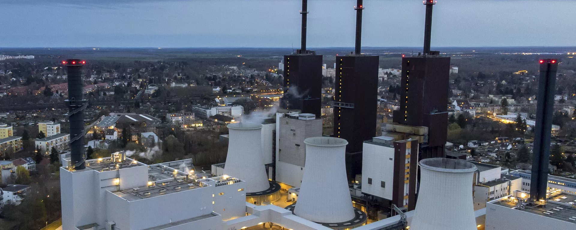 El vapor sale de una torre de refrigeración de la central de gas en Berlín, Alemania  - Sputnik Mundo, 1920, 15.12.2024