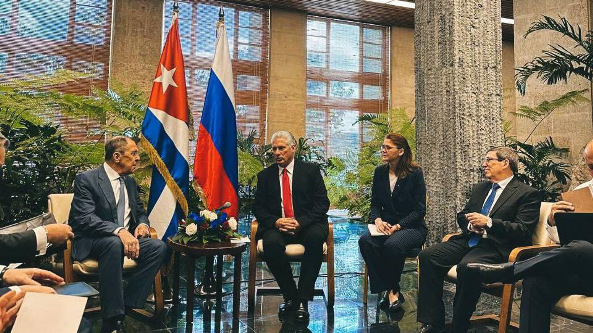 El presidente cubano Miguel Díaz-Canel se reúne con el canciller ruso Serguéi Lavrov en la Habana El presidente cubano Miguel Díaz-Canel se reúne con el canciller ruso Serguéi Lavrov en la Habana - Sputnik Mundo, 1920, 19.02.2024