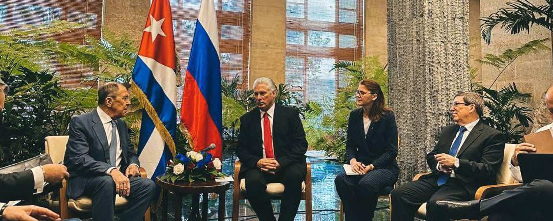 El presidente cubano Miguel Díaz-Canel se reúne con el canciller ruso Serguéi Lavrov en la Habana El presidente cubano Miguel Díaz-Canel se reúne con el canciller ruso Serguéi Lavrov en la Habana - Sputnik Mundo, 1920, 19.02.2024