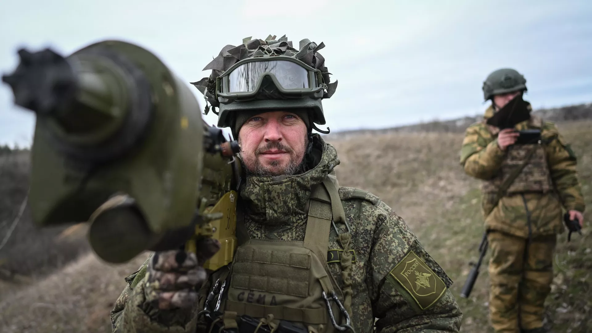 Un militar ruso con el misil superficie-aire portátil Igla Un militar ruso con el misil superficie-aire portátil Igla