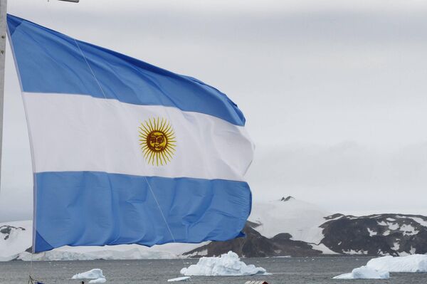 La bandera argentina ondea sobre el fondo de hielo de la Antártida - Sputnik Mundo