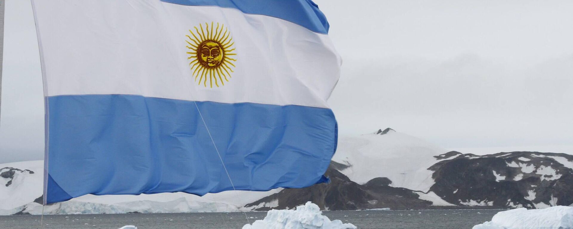 La bandera argentina ondea sobre el fondo de hielo de la Antártida - Sputnik Mundo, 1920, 01.06.2024