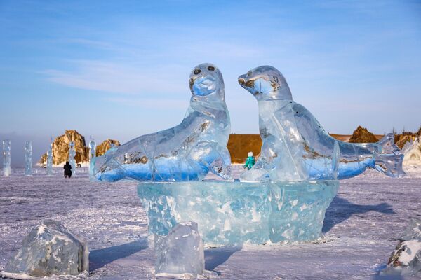 El festival se celebra en el Parque de Hielo de Oljón, el único parque interactivo ruso de esculturas monumentales de hielo creadas con tecnología de hielo-plástico. El festival se celebra por quinta vez. El tema de este año es Universo Baikal. - Sputnik Mundo