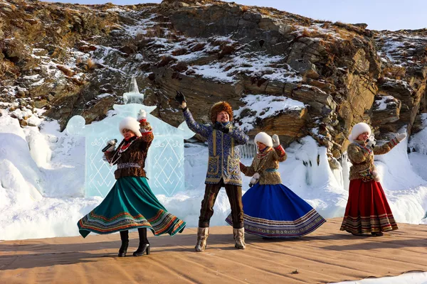 Артисты выступают на фестивале ледовых скульптур Olkhon Ice Park, проходящем на береговой линии озера Байкал на острове Ольхон Артисты выступают на фестивале ледовых скульптур Olkhon Ice Park, проходящем на береговой линии озера Байкал на острове Ольхон