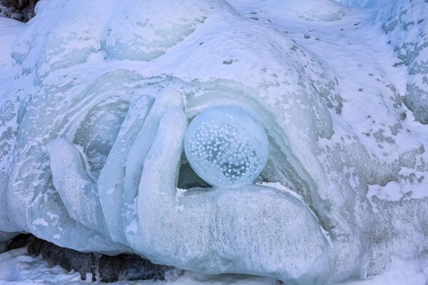 En la orilla, artesanos de Rusia y Mongolia crean figuras de héroes de cuentos y leyendas de los pueblos del norte con las aguas heladas del lago Baikal. - Sputnik Mundo
