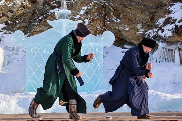 Artistas actuando en el festival de esculturas Oljón Ice Fest. - Sputnik Mundo