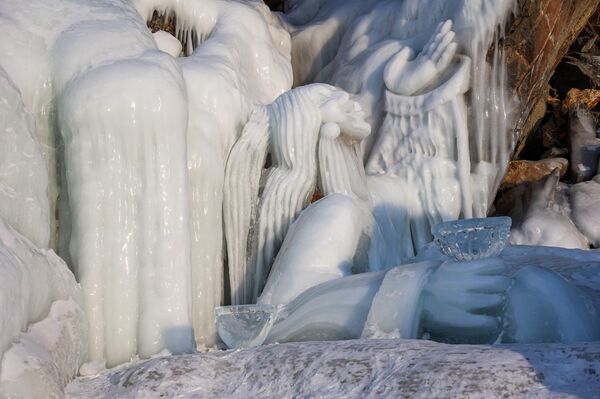 Hielo-plástico es una técnica para crear esculturas con las salpicaduras al helarse las gotas de las olas que chocan contra la orilla. - Sputnik Mundo