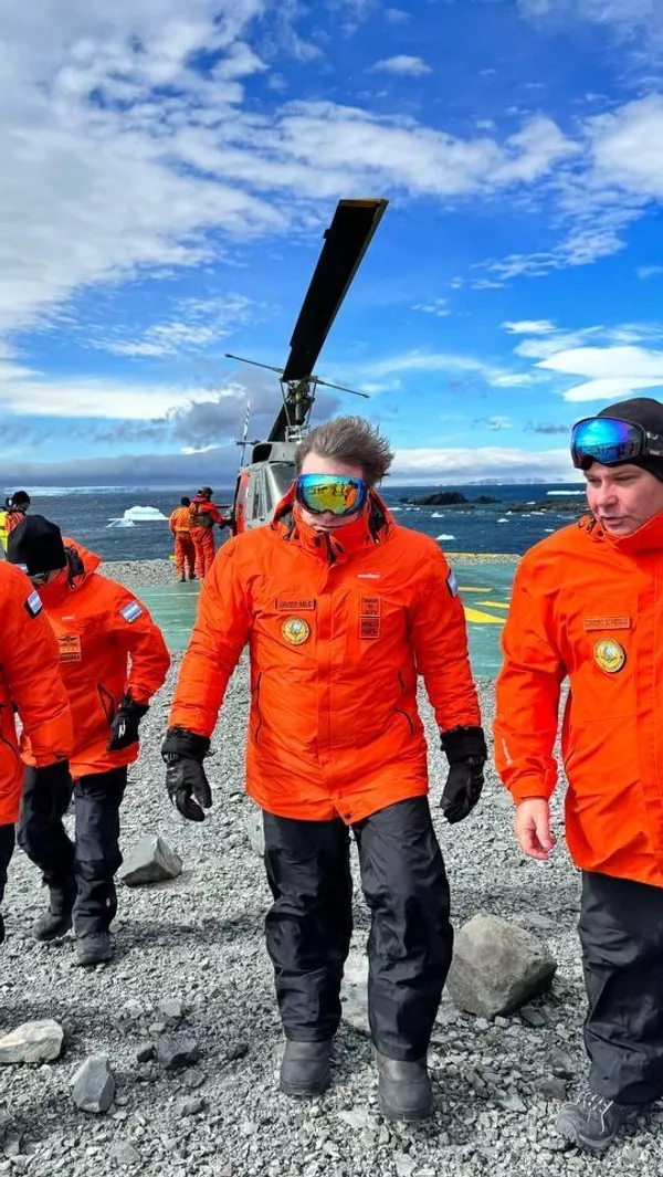 El presidente Milei puso en marcha el programa para la implementación de tecnología nuclear en el control de la contaminación por plásticos en la Antártida. - Sputnik Mundo