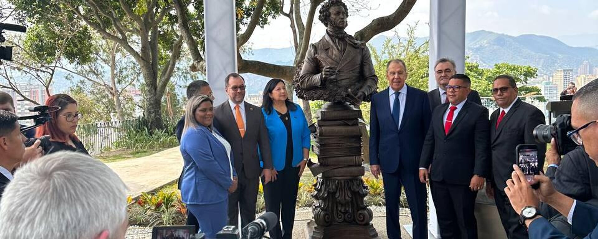 Los cancilleres de Rusia, Serguéi Lavrov, y de Venezuela, Yván Gil, develaron el busto del poeta ruso Aleksandr Pushkin en Caracas - Sputnik Mundo, 1920, 20.02.2024