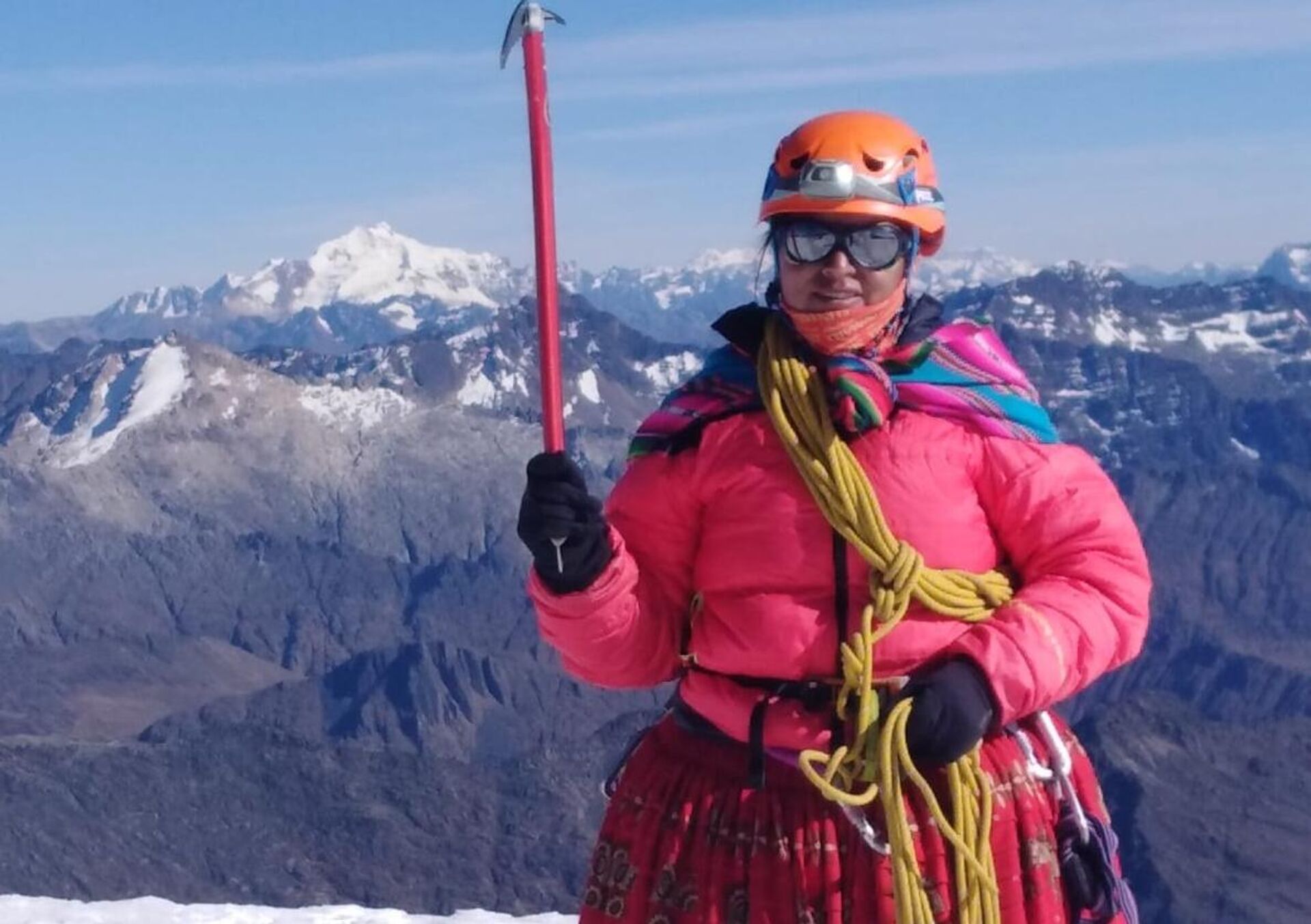 Las cholitas escaladoras han alcanzado las cimas del Acotango, de 6.050 metros, el Parinacota, de 6.350 metros, el Pomarapi, de 6.248 metros, y el Sajama, de 6.542 metros, entre otras. - Sputnik Mundo, 1920, 21.02.2024