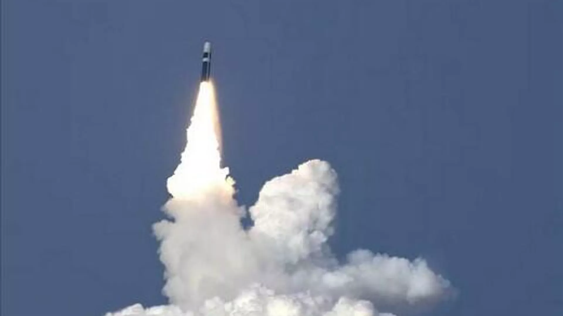 Misil Trident II D5 lanzado desde el submarino de propulsión nuclear HMS Vanguard HMS Vanguard