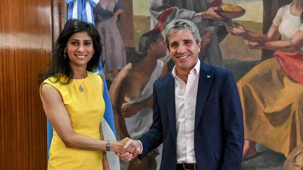 Gita Gopinath, primera subdirectora gerente del Fondo Monetario Internacional, y el ministro de Economía argentinno, Luis Caputo - Sputnik Mundo