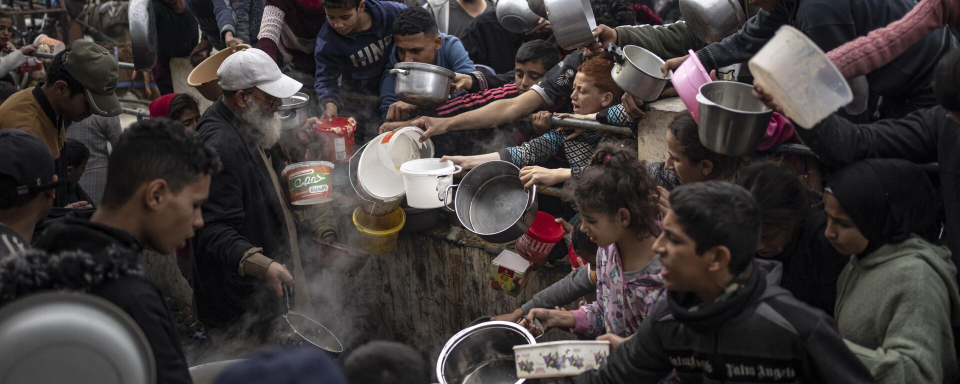 Palestinos esperan recibir alimentos en la ciudad de Rafah - Sputnik Mundo, 1920, 22.02.2024