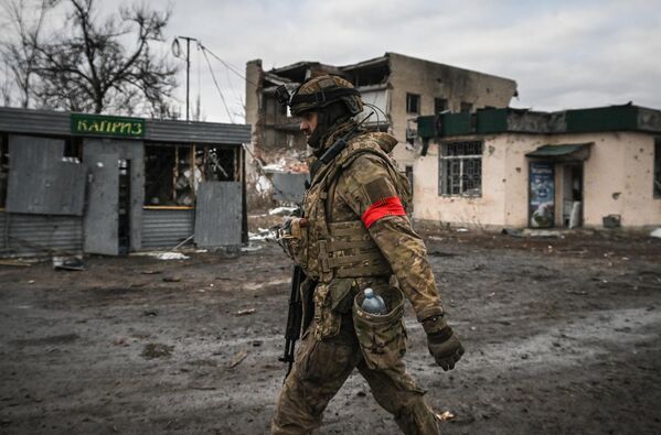 Un militar ruso pasa por la estación de tren de la ciudad de Avdéyevka, en la república popular de Donetsk, tomada por las FFAA rusas. Un militar ruso pasa por la estación de tren de la ciudad de Avdéyevka, en la república popular de Donetsk, tomada por las FFAA rusas. - Sputnik Mundo