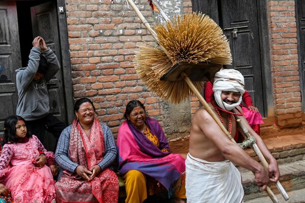 Creyentes hindúes participan en una procesión religiosa para celebrar el festival Madhav Nrayan en las afueras de Katmandú, Nepal. Creyentes hindúes participan en una procesión religiosa para celebrar el festival Madhav Nrayan en las afueras de Katmandú, Nepal. - Sputnik Mundo