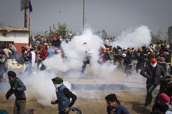Los campesinos que protestaban se dispersan después de que la Policía lanzara gases lacrimógenos en la frontera de Shambhu, a 200 kilómetros de la capital india de Nueva Delhi. Los campesinos que protestaban se dispersan después de que la Policía lanzara gases lacrimógenos en la frontera de Shambhu, a 200 kilómetros de la capital india de Nueva Delhi. - Sputnik Mundo