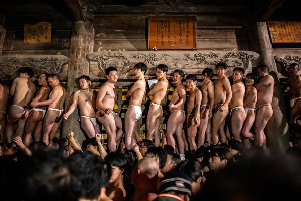 Unos hombres compiten por una bolsa Somin-Bukuru durante el festival Sominsai en Japón. Unos hombres compiten por una bolsa Somin-Bukuru durante el festival Sominsai en Japón. - Sputnik Mundo