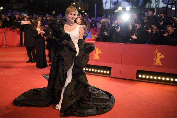 La actriz Sharon Stone en la alfombra roja de la 74.ª Berlinale, Festival Internacional de Cine de Berlín. La actriz Sharon Stone en la alfombra roja de la 74.ª Berlinale, Festival Internacional de Cine de Berlín. - Sputnik Mundo