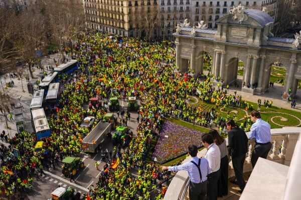 Unas personas observan las protestas de los agricultores desde su balcón en España. Unas personas observan las protestas de los agricultores desde su balcón en España. - Sputnik Mundo