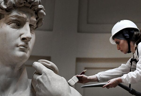 La restauradora Eleonora Pucci trabaja en la estatua del David en la Galería de la Academia de Florencia, Italia. La restauradora Eleonora Pucci trabaja en la estatua del David en la Galería de la Academia de Florencia, Italia. - Sputnik Mundo