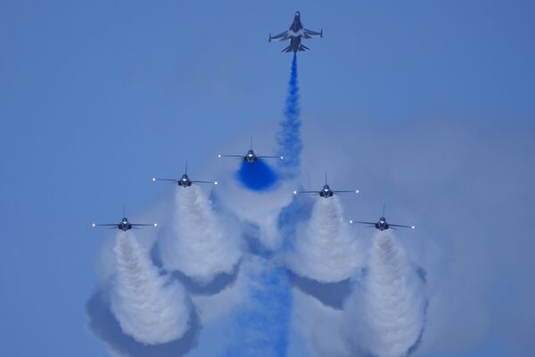 El equipo acrobático Black Eagles (Águilas Negras) de la Fuerza Aérea de Corea del Sur actúa el día de la inauguración del Salón Aeronáutico de Singapur. El equipo acrobático Black Eagles (Águilas Negras) de la Fuerza Aérea de Corea del Sur actúa el día de la inauguración del Salón Aeronáutico de Singapur. - Sputnik Mundo