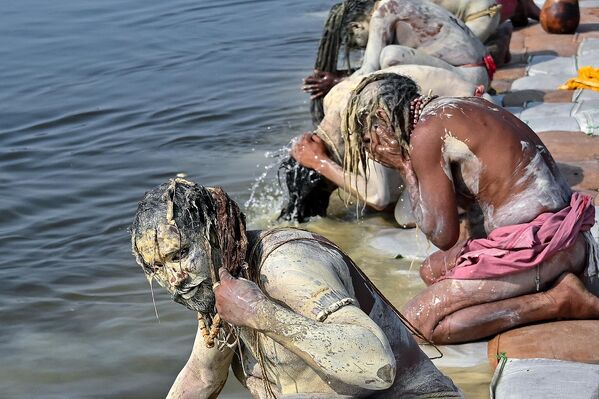 Santos sadhus hindúes se preparan para realizar una ablución sagrada en Sangam, la confluencia de los ríos Ganges, Yamuna y el mítico Sarasvati, durante el festival tradicional anual Magh Mela en la India. Santos sadhus hindúes se preparan para realizar una ablución sagrada en Sangam, la confluencia de los ríos Ganges, Yamuna y el mítico Sarasvati, durante el festival tradicional anual Magh Mela en la India. - Sputnik Mundo