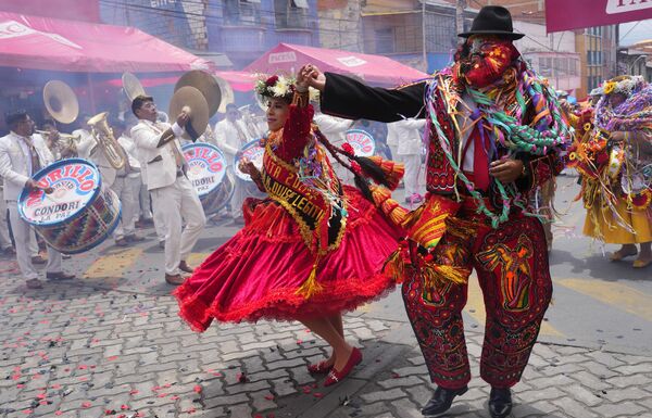 Participantes del carnaval bailan el día de su clausura en La Paz, Bolivia. Participantes del carnaval bailan el día de su clausura en La Paz, Bolivia. - Sputnik Mundo
