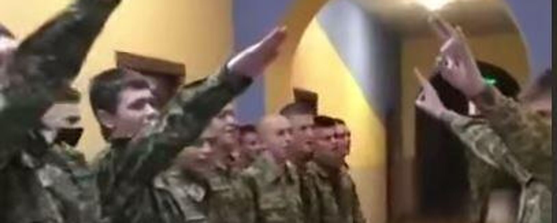 Jóvenes militares ucranianos realizando un saludo nazi - Sputnik Mundo, 1920, 22.02.2024