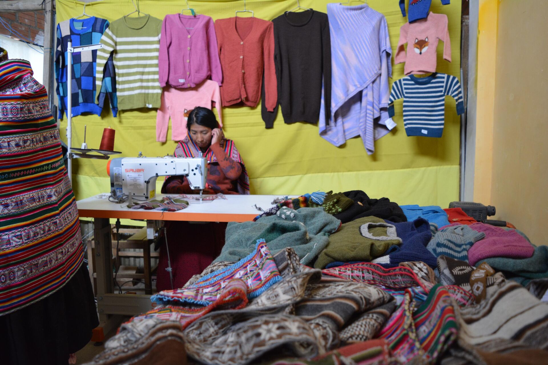 Mujeres bolivianas se suman a la industria de la llama con el programa Pro-Camélidos - Sputnik Mundo, 1920, 25.02.2024