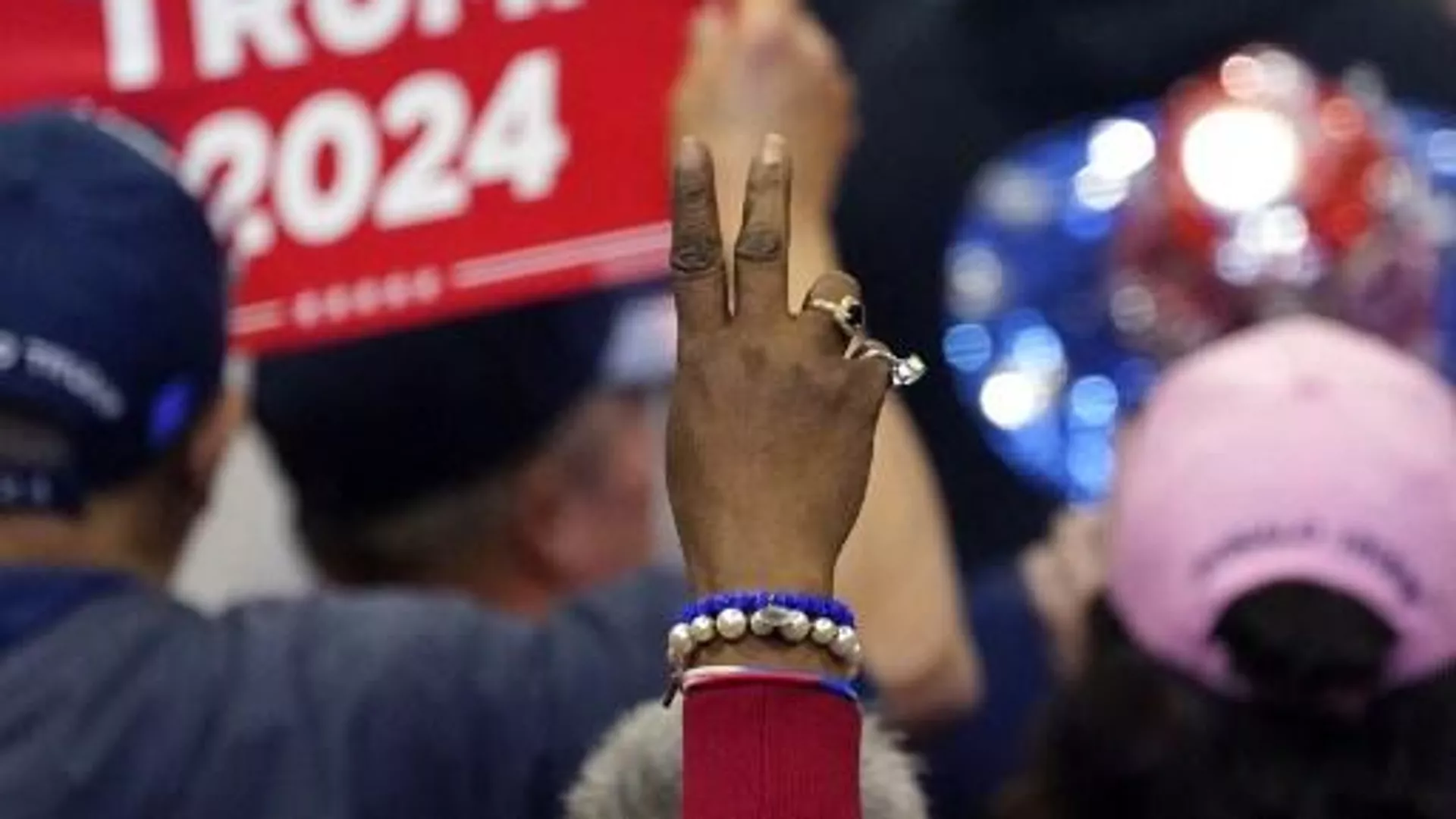 Un asistente muestra un signo de apoyo mientras el ex presidente de EEUU, Donald Trump, habla en un mitin en Carolina del Sur, el 23 de febrero de 2024.