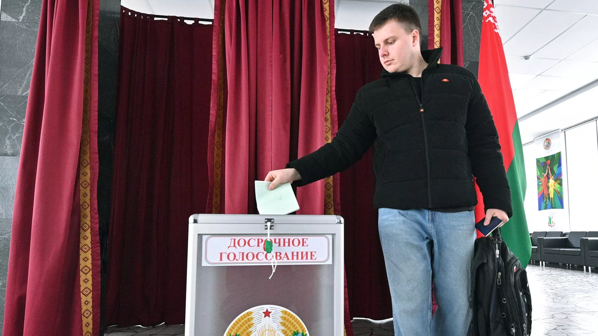Hombre participa en la votación anticipada en las elecciones de diputados a la Cámara de Representantes de la Asamblea Nacional de Bielorrusia y a los consejos locales de diputados, Minsk Hombre participa en la votación anticipada en las elecciones de diputados a la Cámara de Representantes de la Asamblea Nacional de Bielorrusia y a los consejos locales de diputados, Minsk