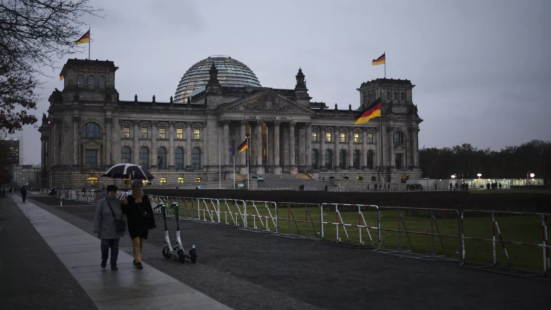 La gente camina delante del edificio del Reichstag, Alemania, el 17 de noviembre de 2021  - Sputnik Mundo, 1920, 16.12.2024