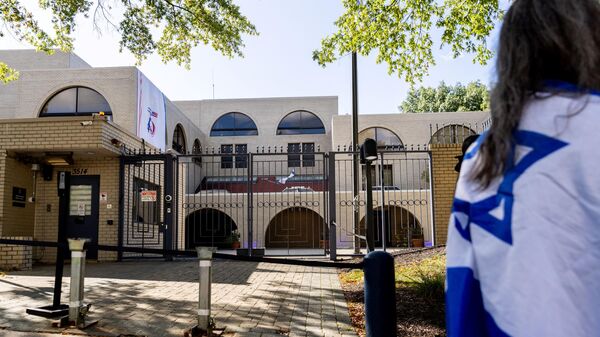 Un simpatizante de Israel envuelto en una bandera israelí frente a la embajada de Israel en Washington, DC, el 8 de octubre de 2023. - Sputnik Mundo