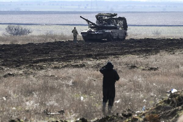 Pruebas del tanque T-80BVM tras las labores de reparación antes de su envió de vuelta a la zona de combates. - Sputnik Mundo