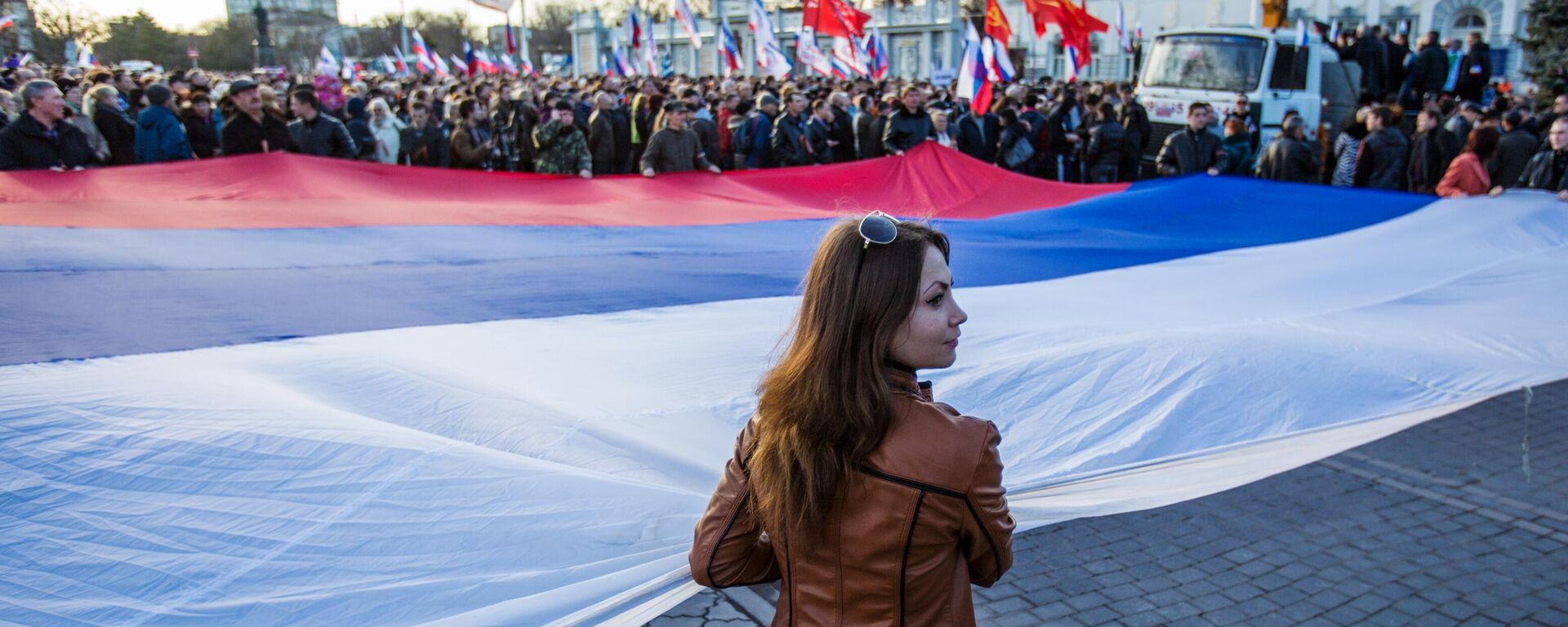 Participantes de una manifestación en apoyo a Rusia en la plaza central de Eupatoria - Sputnik Mundo, 1920, 28.02.2024