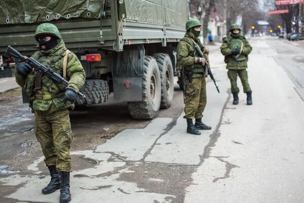 En la noche del 27 de febrero, aparecieron en la península militares uniformados sin distintivos, más tarde llamados los &quot;hombres galantes&quot;. Varias decenas de hombres armados, que actuaron con rapidez y profesionalidad, entraron en el edificio del Consejo Supremo de Crimea en Simferópol. En la foto: combatientes de las fuerzas especiales rusas, en una calle de Simferópol. - Sputnik Mundo